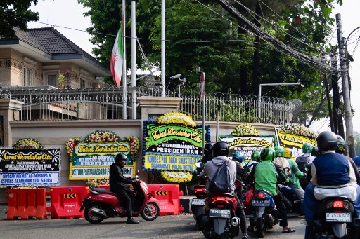 Karangan bunga duka cita atas meninggalnya Presiden Iran Ebrahim Raisi memenuhi pagar depan Kedutaan Besar Iran untuk Indonesia di Jakarta, Selasa, 21 Mei 2024.