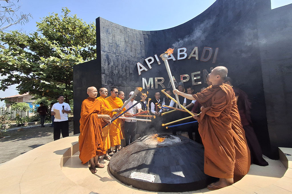 Rangkain Waisak Nasional 2568 B.E. Tahun 2024 kembali dilanjutkan dengan melakukan pengambilan api dharma dari Mrapen, Grobogan, Jawa Tengah, Selasa, 21 Mei 2024. Api abadi ini melambangkan cahaya gemerlap yang menghapuskan keadaan suram.