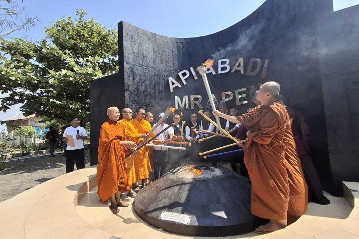Rangkain Waisak Nasional 2568 B.E. Tahun 2024 kembali dilanjutkan dengan melakukan pengambilan api dharma dari Mrapen, Grobogan, Jawa Tengah, Selasa, 21 Mei 2024. Api abadi ini melambangkan cahaya gemerlap yang menghapuskan keadaan suram.