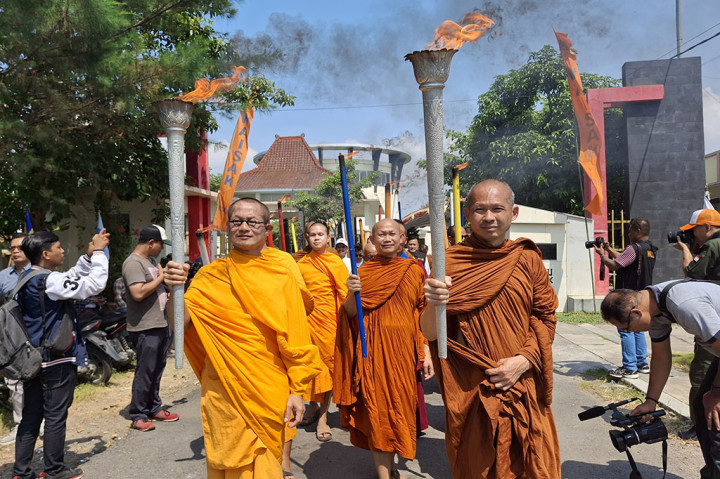 Pantaun Medcom.id, prosesi pengambilan api berlangsung khidmat, diawali dengan dinyalakannya lilin panca warna. Kemudian pembacaan parita suci dan doa bersama sejumlah perwakilan majelis.