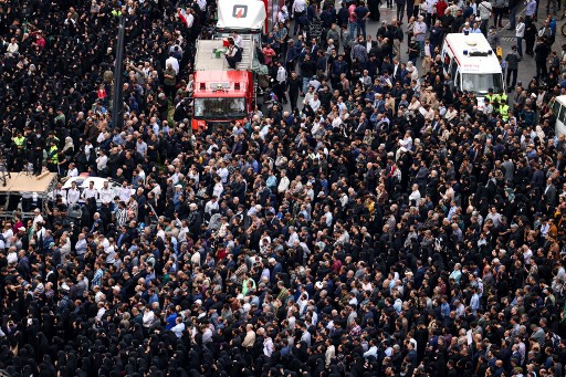 Mereka mengenakan pakaian serba hitam sebagai tanda duka untuk Almarhum Ebrahim Raisi.