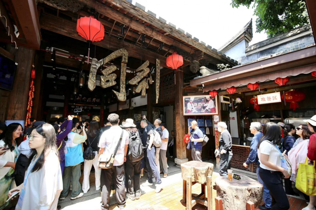 Kunjungan pertama dari tour ini adalah Distrik Sejarah dan Budaya San Fang Qi Xiang. Hal pertama yang menarik perhatian adalah Bekas Kediaman Lin Congyi, salah satu atraksi terkenal di Fuzhou yang dibangun pada masa Dinasti Ming. Arsitektur kuno dan perabotan yang indah menceritakan kisah seribu tahun Fuzhou. Pengunjung dapat menikmati pesona alam dan humanis Fuzhou di sini.