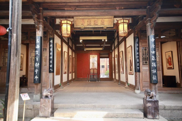 Selama perjalanan ke San Fang Qi Xiang, suasana sejarah dan budaya yang kuat tidak hanya membuat para anggota rombongan terkesan dengan kekayaan budaya Fuzhou, tetapi juga sangat merasakan pesona unik dan warisan mendalam dari budaya non-warisan Fuzhou. Proyek-proyek non warisan ini tidak hanya merupakan kekayaan berharga Fuzhou, tetapi juga merupakan bagian penting dari budaya Tiongkok.