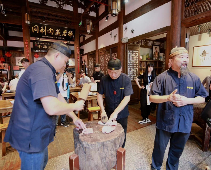 Di dalam toko, ada banyak ukiran batu Shoushan yang sangat indah yang dipamerkan, termasuk ukiran batu Shoushan dari perjamuan Manchu, yang telah memperoleh penghargaan