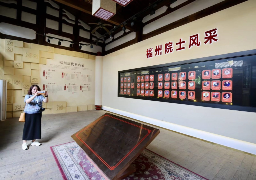 Setelah itu, rombongan datang ke Bai Yan Xuan, yang merupakan pameran budaya, museum koleksi dan pengalaman mengukir batu Shoushan, dan juga merupakan basis warisan budaya takbenda batu Shoushan.