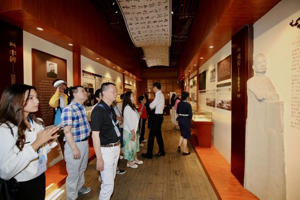 Selain itu, rombongan juga mengunjungi Jasmine Culture Hall. Pengunjung dapat memperoleh pemahaman yang lebih dalam tentang sejarah dan budaya teh melati dengan melihat peralatan yang relevan yang digunakan dalam produksi teh melati serta menikmati gambar dan foto di museum.