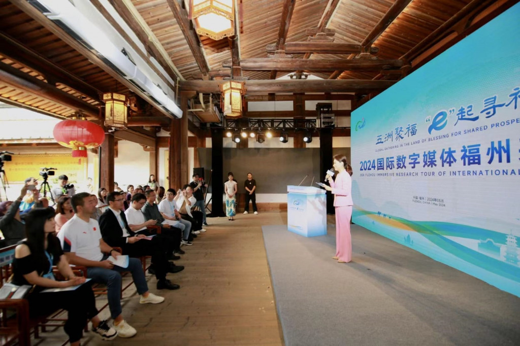 Selanjutnya, rombongan datang ke Lapangan Pameran Warisan Budaya Takbenda, yang mengumpulkan banyak proyek warisan budaya takbenda di Fuzhou, seperti ukiran batu Shoushan, lukisan gabus, dan peralatan pernis yang dilucuti. Setiap karya memadatkan upaya dan kebijaksanaan para pengrajin, menunjukkan pesona unik dari budaya non-warisan Fuzhou.