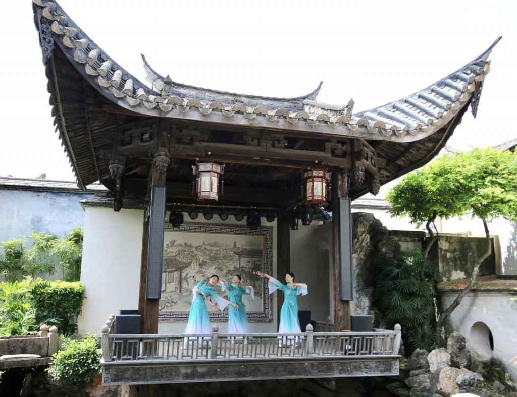 Rombongan juga menikmati teater di tepi air bersama-sama. Ini adalah satu-satunya rumah kuno di Fuzhou yang masih memiliki teater di tepi air. Menurut pengantarnya, teater di tepi air ini dulunya berada dalam kondisi rusak, tetapi setelah direstorasi, tempat ini menjadi tempat pertunjukan opera lokal di Fuzhou dan tempat yang populer untuk dikunjungi orang selama liburan.