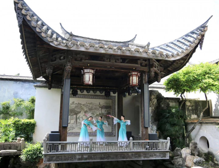 Rombongan juga menikmati teater di tepi air bersama-sama. Ini adalah satu-satunya rumah kuno di Fuzhou yang masih memiliki teater di tepi air. Menurut pengantarnya, teater di tepi air ini dulunya berada dalam kondisi rusak, tetapi setelah direstorasi, tempat ini menjadi tempat pertunjukan opera lokal di Fuzhou dan tempat yang populer untuk dikunjungi orang selama liburan.