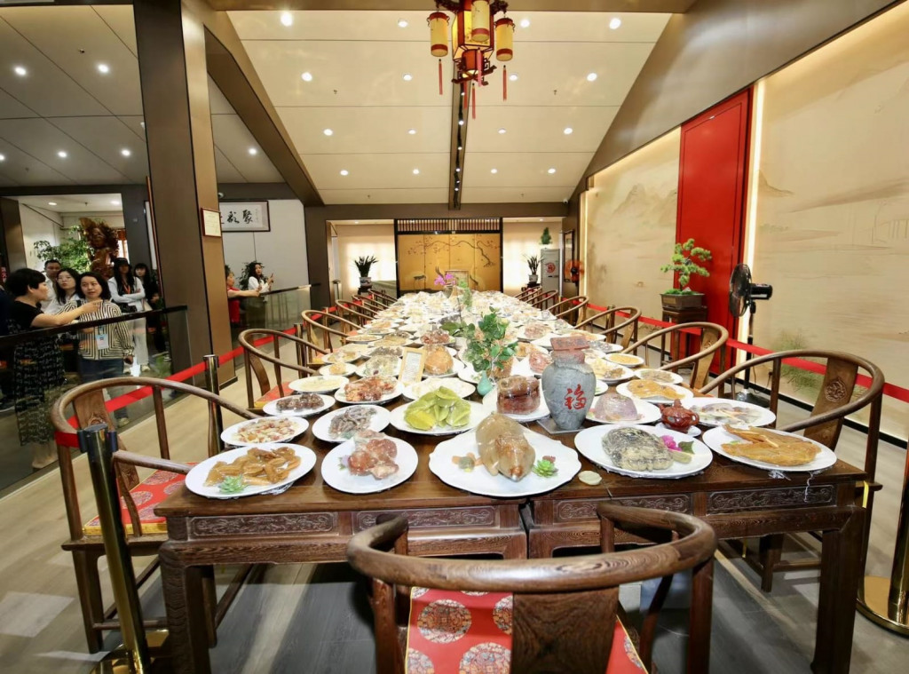 Rombongan kemudian pergi ke toko Tongli Rouyan, sebuah toko makanan yang telah berusia satu abad di San Fang Qi Xiang. Dengan teknik uniknya dalam membuat daging dan cita rasa yang lembut, toko tradisional yang didirikan pada akhir Dinasti Qing dan telah diwariskan dari generasi ke generasi ini, menarik banyak pengunjung dan telah menjadi kartu nama yang bersinar dalam budaya kuliner Fuzhou.