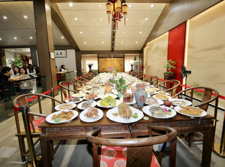 Rombongan kemudian pergi ke toko Tongli Rouyan, sebuah toko makanan yang telah berusia satu abad di San Fang Qi Xiang. Dengan teknik uniknya dalam membuat daging dan cita rasa yang lembut, toko tradisional yang didirikan pada akhir Dinasti Qing dan telah diwariskan dari generasi ke generasi ini, menarik banyak pengunjung dan telah menjadi kartu nama yang bersinar dalam budaya kuliner Fuzhou.