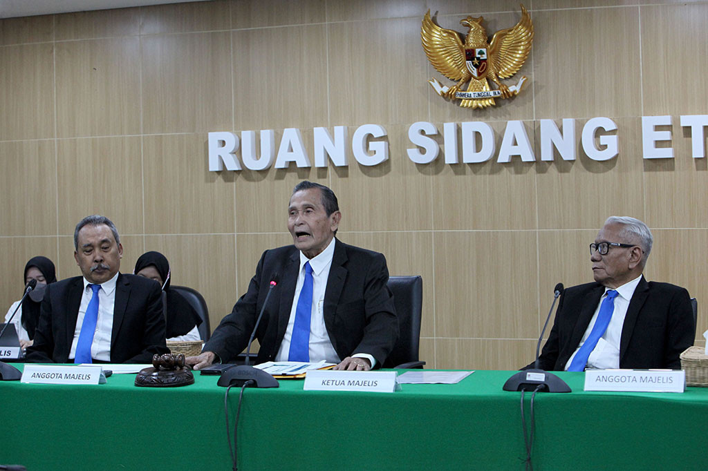 Dewan Pengawas Komisi Pemberantasan Korupsi (KPK) menunda sidang kode etik dengan agenda pembacaan putusan terkait dugaan pelanggaran etik oleh Wakil Ketua KPK Nurul Ghufron yang awalnya
dijadwalkan berlangsung hari ini di Gedung Pusat Edukasi Antikorupsi KPK.