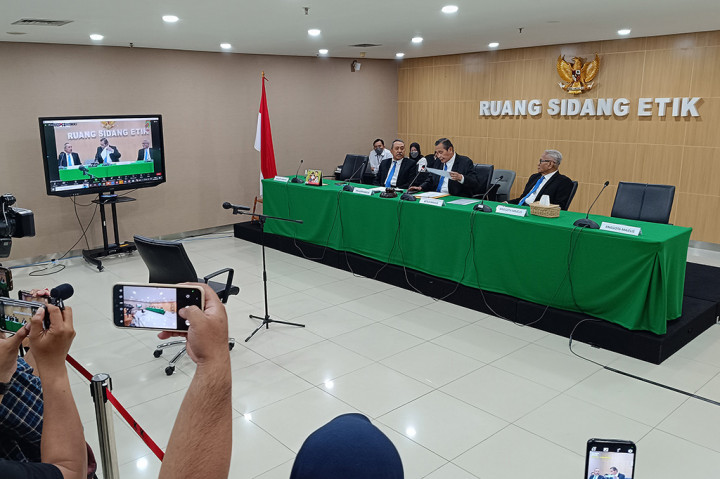 Penundaan tersebut dilakukan berdasarkan putusan sela Pengadilan Tata Usaha Negara (PTUN) Jakarta yang memerintahkan Dewas KPK untuk menunda pembacaan putusan sidang kode etik dan pedoman perilaku Ghufron.