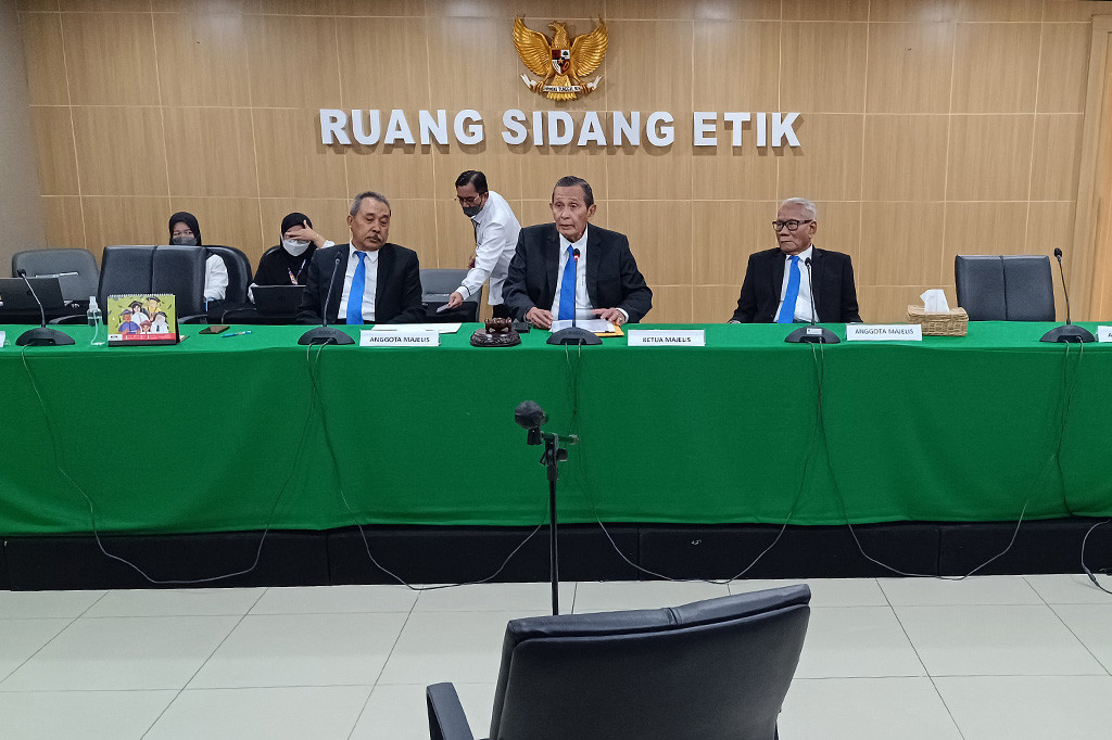 Tumpak menerangkan putusan sela tersebut berlaku final dan mengikat terhadap semua pihak terkait. Pihak Dewas KPK juga telah menerima salinan penetapan dari PTUN Jakarta.