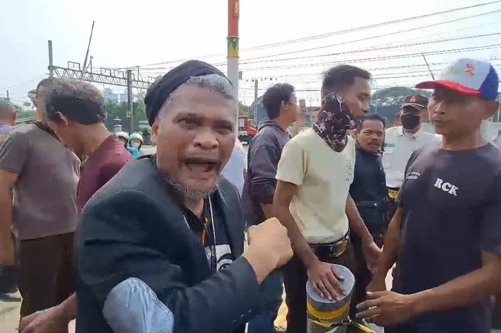 Adu mulut ini lantaran pihak keamanan PT JakPro melarang pengacara dan awak media masuk ke dalam lokasi. Pengacara bernama Juharto Harianja ini datang menggunakan sepeda motor.