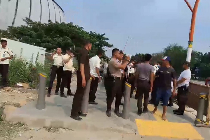 Juharto mencoba masuk ke dalam kawasan Kampung Susun Bayam, namun ditahan sekuriti yang menyatakan tidak ada siapapun yang boleh diperkenankan masuk jika tak memiliki izin.