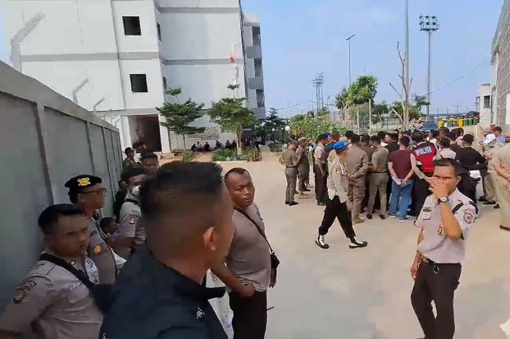 Juharto sempat dijemput oleh perwakilan warga Kampung Bayam agar bisa masuk, namun sekuriti masih melarang. Sekuriti juga melarang sejumlah wartawan meliput ke dalam.