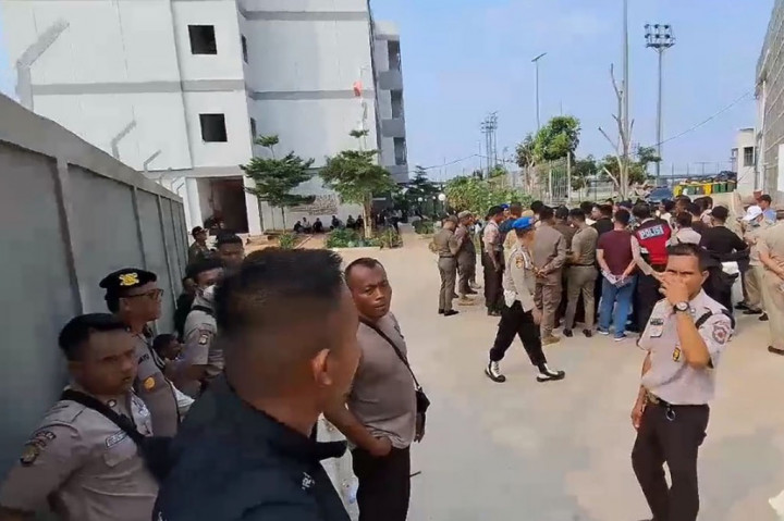 Juharto sempat dijemput oleh perwakilan warga Kampung Bayam agar bisa masuk, namun sekuriti masih melarang. Sekuriti juga melarang sejumlah wartawan meliput ke dalam.