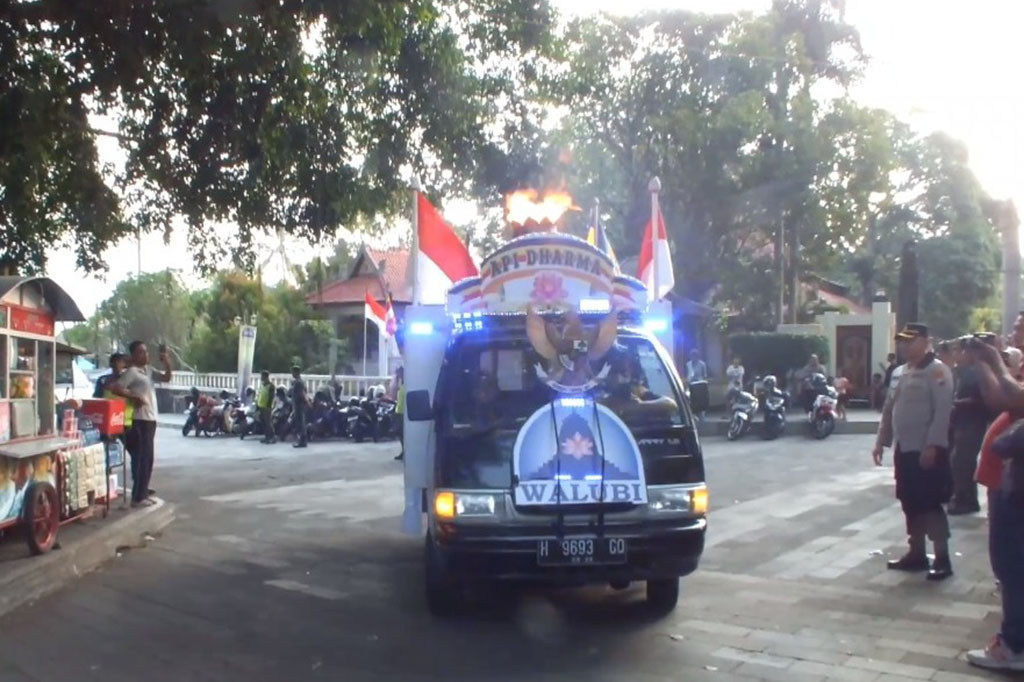 Api dharma atau api abadi Waisak yang diambil dari merapen, Kabupaten Grobogan, tiba di Candi Mendut pada Selasa, 21 Mei 2024 sore. Api kemudian disakralkan melalui doa-doa dan paritta suci yang dilantunkan oleh masing-masing sangha.