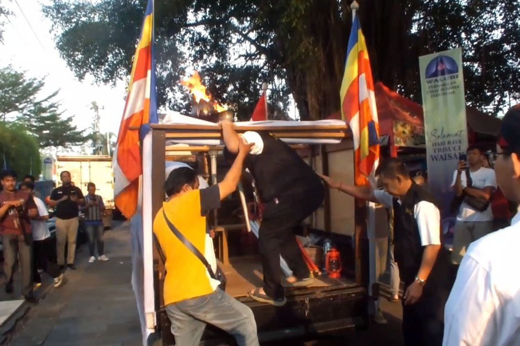 Api dharma tiba di Candi Mendut pukul 15.48 WIB. Api kemudian diserahkan oleh Ketua DPD Walubi Jawa Tengah, Tanto Soegito Harsono kepada para tamu undangan dan perwakilan sangha untuk kemudian digunakan untuk menyalakan lilin pancawarna.