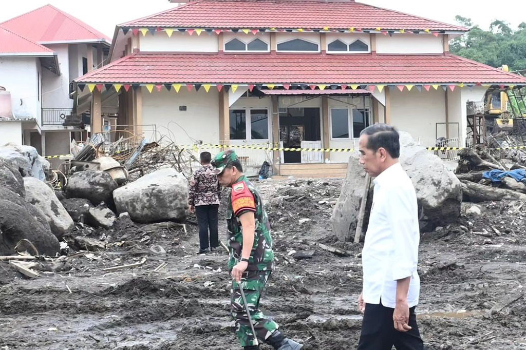 Di area tersebut, Jokowi meninjau proses pembersihan puing yang tengah dilakukan para anggota TNI dari berbagai matra dan dari Badan Nasional Pencarian dan Pertolongan (Basarnas). Sejumlah alat berat juga tampak dikerahkan untuk membersihkan material bencana.