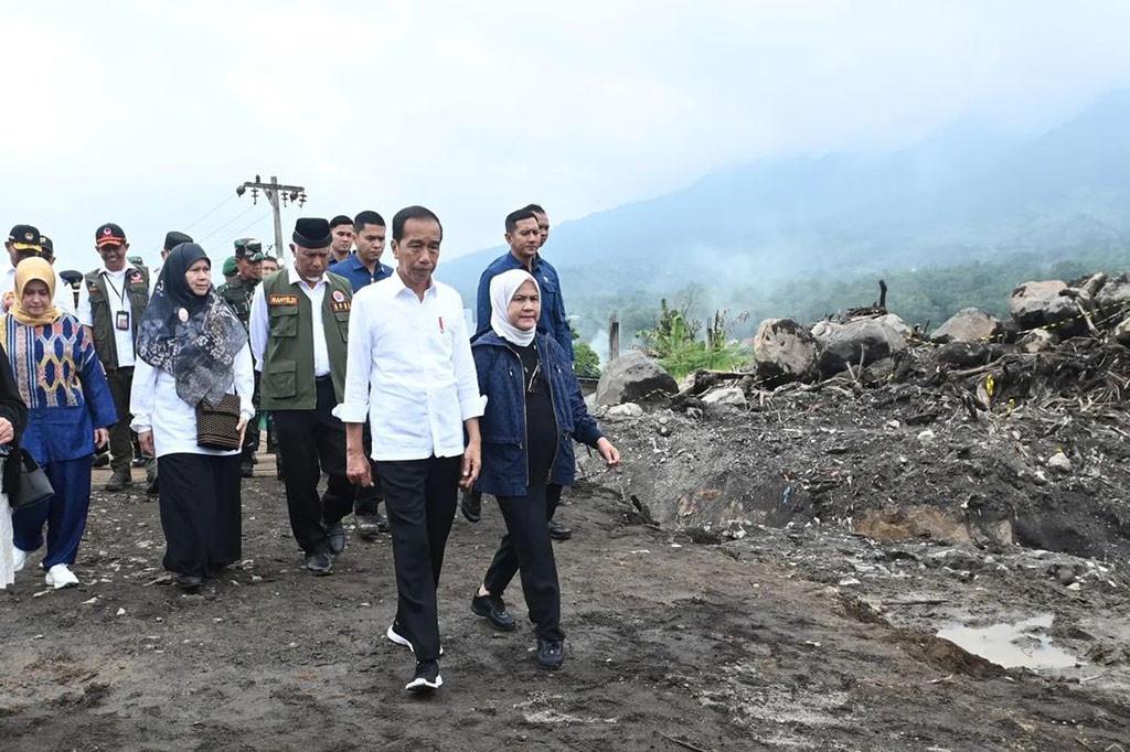 Presiden Joko Widodo beserta Ibu Iriana Joko Widodo meninjau langsung area terdampak bencana longsor dan banjir bandang lahar dingin di Kabupaten Agam, Provinsi Sumatra Barat, Selasa, 21 Mei 2024.