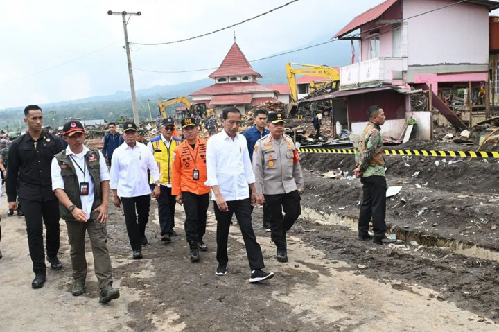 Jokowi juga menjelaskan bahwa terdapat 625 rumah rusak akibat bencana longsor dan banjir bandang lahar dingin di Sumatra Barat, 159 di antaranya mengalami rusak berat.  Jokowi pun memerintahkan Kementerian Pekerjaan Umum dan Perumahan Rakyat untuk segera membangun kembali rumah warga setelah tempat relokasi disiapkan pemerintah daerah.