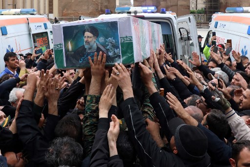 Jenazah mereka akan diterbangkan pada hari berikutnya ke Kota Qom di Iran tengah, yang merupakan rumah bagi salah satu tempat suci dan pesantren keagamaan tempat Raisi belajar.