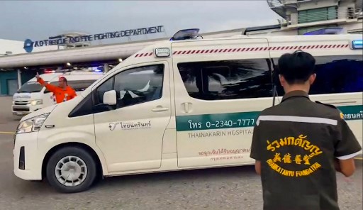 Turbulensi menyebabkan penumpang dan awak terlembar di sekitar kabin, sementara benda-benda berhamburan, dan memaksa pesawat dialihkan untuk mendarat di Bangkok.