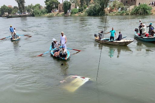 Tim penyelamat bekerja untuk mengevakuasi minibus yang tenggelam di Sungai Nil, dekat Desa Abu Ghaleb, Provinsi Giza, Mesir pada Selasa, 21 Mei 2024.