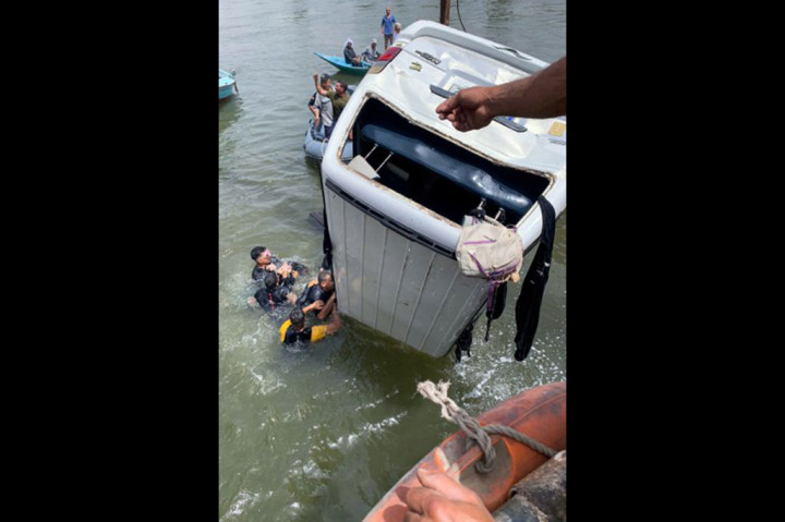 Setidaknya 10 pekerja pertanian perempuan tewas di Mesir ketika sebuah minibus jatuh dari kapal feri dan tercebur ke Sungai Nil di barat laut Kairo pada hari Selasa, 21 Mei 2023.