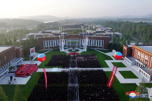 Dalam upacara pada hari Selasa, Kim menyatakan kepuasannya atas keberhasilan penyelesaian gedung tersebut, dengan mengatakan bahwa sekolah terbaik di dunia telah tampil megah sebagai ‘peternakan silsilah’ untuk melatih tulang punggung Partai, menurut KCNA. 