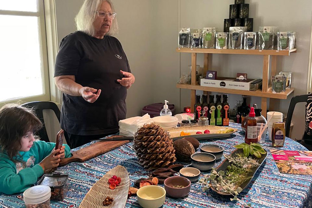 Kami diperkenalkan dengan beberapa rempah berupa tanaman dan buah asli yang ada di sana. Menurut Dale, pemilik tur Dale Tilbrook Experiences, tanaman tersebut tumbuh di alam liar dan biasanya bisa langsung dikonsumsi atau dijadikan sebagai bumbu pada masakan.