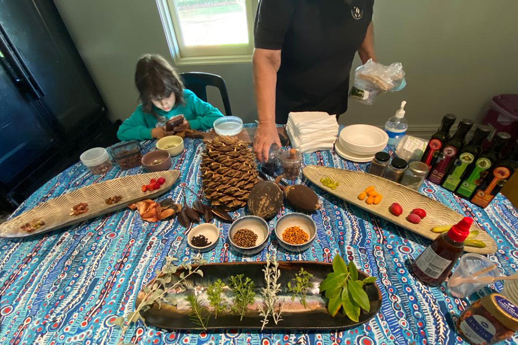 Medcom diberi kesempatan untuk mencicipi beberapa ragam teh dengan aroma yang harus seperti lemon myrtle tea, anis myrtle tea, hingga cinnamon myrtle tea. Selain itu, ada juga jenis kacang-kacangan seperti giant pine nuts, bunya nuts, hingga banana pine nuts.