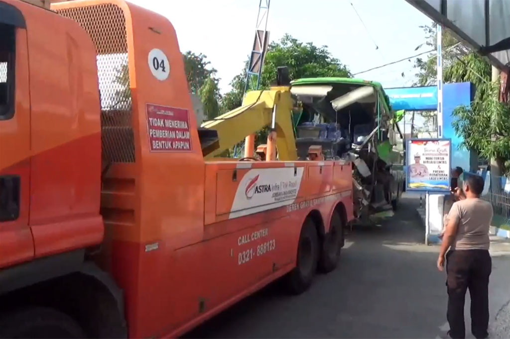 Sebuah kecelakaan terjadi antara bus pariwisata dengan truk di Tol Jombang-Mojokerto, Jawa Timur, mengakibatkan dua orang meninggal dunia serta belasan lainnya luka-luka.