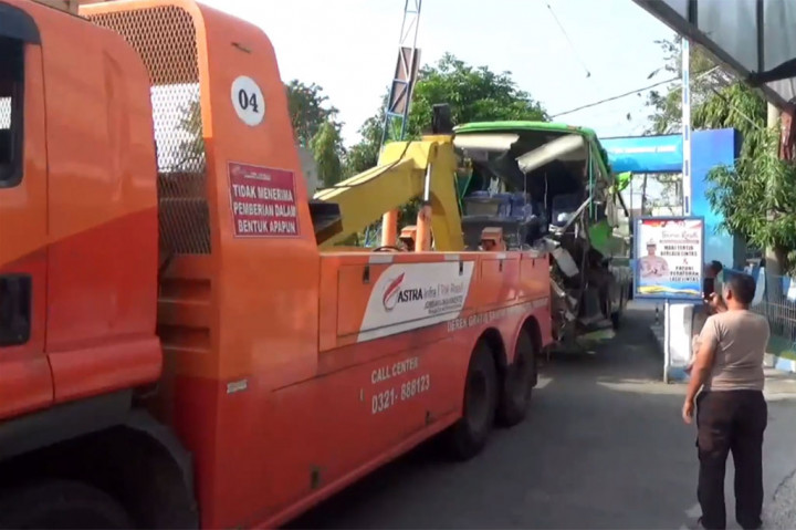 Sebuah kecelakaan terjadi antara bus pariwisata dengan truk di Tol Jombang-Mojokerto, Jawa Timur, mengakibatkan dua orang meninggal dunia serta belasan lainnya luka-luka.
