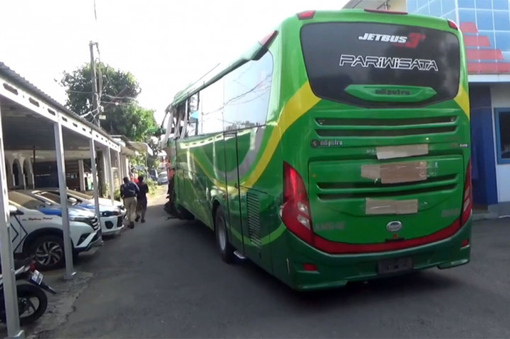 Kanit 3 PJR Polda Jatim AKP Yudiono mengemukakan kecelakaan antara bus pariwisata Bimario dengan truk bermuatan gerabah itu terjadi di KM 695+400 jalur A Tol Jombang - Mojokerto.  