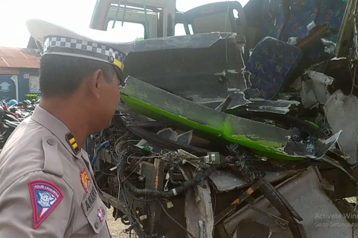 Ia menambahkan, kecelakaan terjadi pada Selasa, 21 Mei malam. Kejadian berawal dari bus dengan nomor polisi W 7422 UP sedang melaju dengan kecepatan tinggi.  