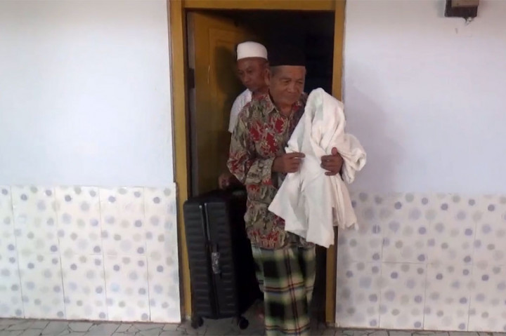 Seorang lansia tukang tambal ban di Kabupaten Pamekasan, Madura, Jawa Timur, bersuka cita setelah akan berangkat haji ke Tanah Suci tahun ini. Ia mengumpulkan uang sedikit-demi sedikit selama 57 tahun, dibantu istrinya yang berjualan kopi.