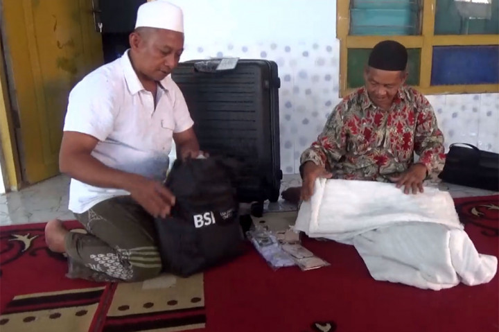 Mohammad Sa’id warga Dusun Ngaporan, Kelurahan Kowel, Kecamatan Kota, Pamekasan, bersama istrinya terlihat sangat senang dan penuh suka cita, karena tahun ini bisa berangkat menunaikan ibadah haji bersama.