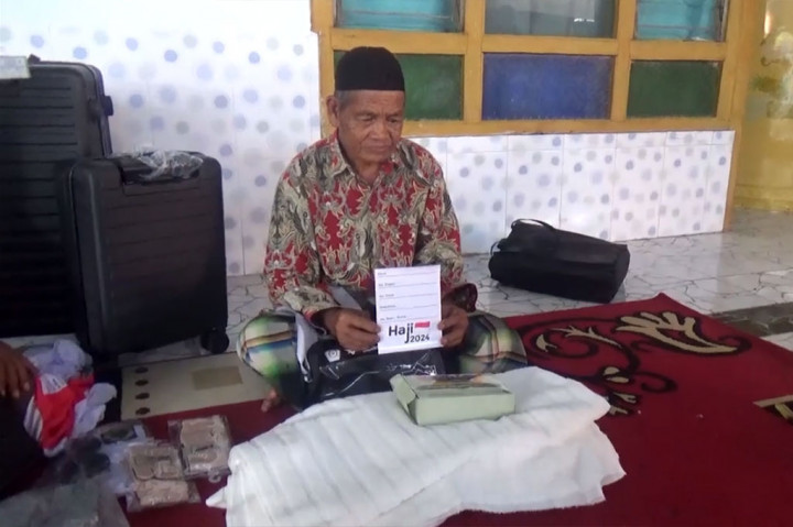 Momen ini menjadi sangat mengharukan bagi Sa’id yang kesehariannya mencari nafkah sebagai tukang tambal ban akhirnya masuk dalam daftar rombongan haji pada tahun ini. Kebahagiannya bertambah sempurna karena ia dapat berangkat bersama istrinya, setelah semua berkas dan persyaratan lain dinyatakan lengkap oleh Kemenag setempat.