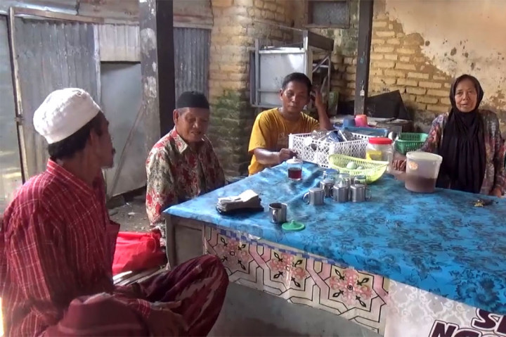 Keluarga dan para tetangga juga ikut haru melihat perjuangan pasangan lansia ini mewujudkan mimpinya melaksanakan ibadah haji.