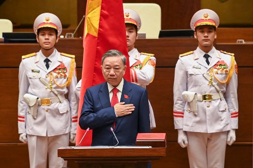 Mantan Menteri Keamanan Publik Vietnam To Lam terpilih sebagai presiden baru negara tersebut, menggantikan Vo Van Thuong, yang mundur karena diduga melanggar peraturan Partai Komunis.