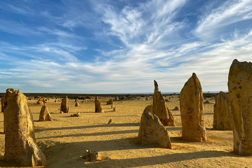 Traveling ke Perth, Australia, kurang lengkap rasanya kalau tak mampir ke The Pinnacles Desert di Taman Nasional Nambung, Australia Barat. Dijamin, sepanjang perjalanan, kamu terkagum-kagum melihat keindahan alam tempat ini.