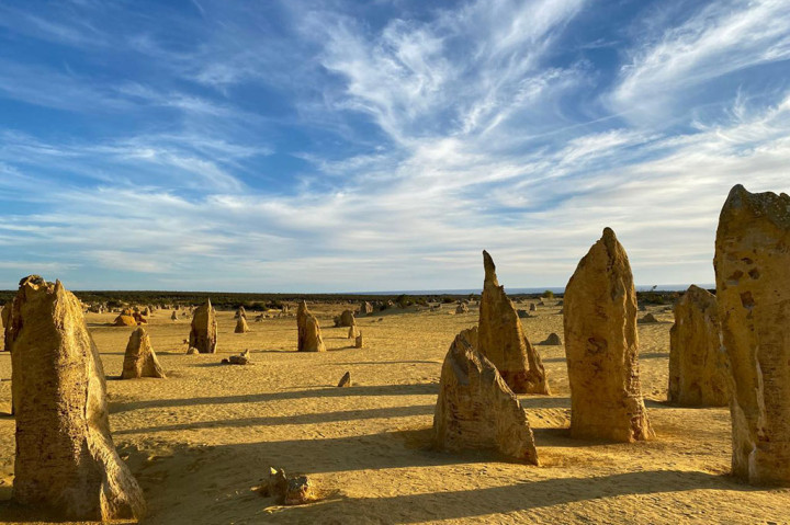 Traveling ke Perth, Australia, kurang lengkap rasanya kalau tak mampir ke The Pinnacles Desert di Taman Nasional Nambung, Australia Barat. Dijamin, sepanjang perjalanan, kamu terkagum-kagum melihat keindahan alam tempat ini.