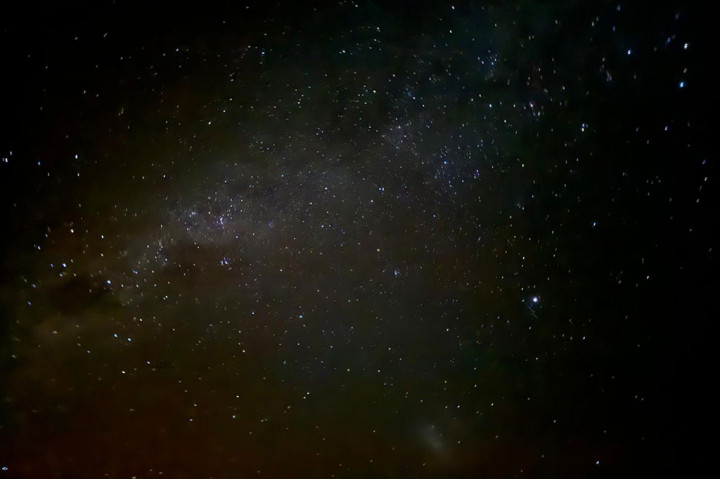 Setelah matahari mulai terbenam, perlahan kamu bisa melihat bintang-bintang yang spektakuler di langit. Jika kurang jelas, disediakan teropong binokular untuk melihat bintang. Suasana malam yang terpantau dingin pun rasanya tak membuat para wisatawan khawatir, pihak tur sudah siaga menyediakan selimut agar tidak kedinginan.