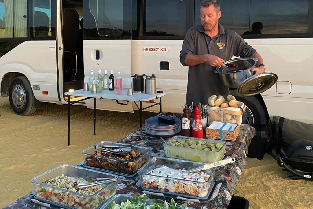 Kamu bisa mengunjungi The Pinnacles Desert menggunakan Lumineer Adventure Tours. Tak hanya sekadar menikmati pemandangan indah, kamu juga bisa mencicipi hidangan barbekyu yang sudah disediakan oleh tur seperti salad, sosis bakar, roti, hingga beragam minuman.