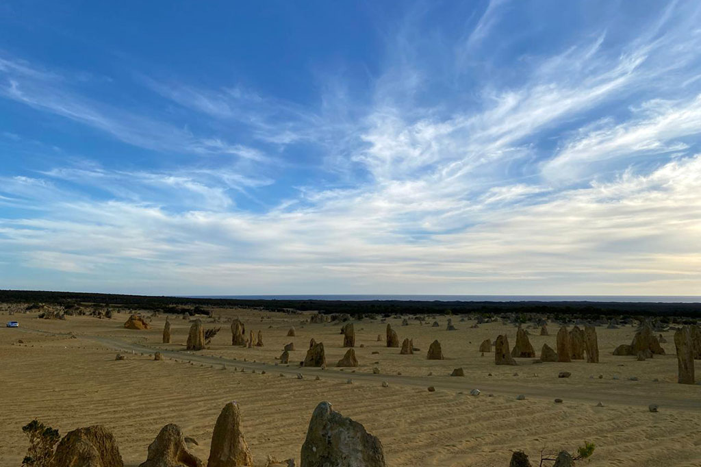 The Pinnacles Desert merupakan hamparan gurun pasir yang dihiasi oleh batu kapur berbentuk pilar-pilar tak beraturan. Sejauh mata memandang, kamu hanya melihat warna kecokelatan. Warna ini terlihat kontras dengan pemandangan pasir putih Lancelin Sand Dunes yang tak jauh dari lokasi.