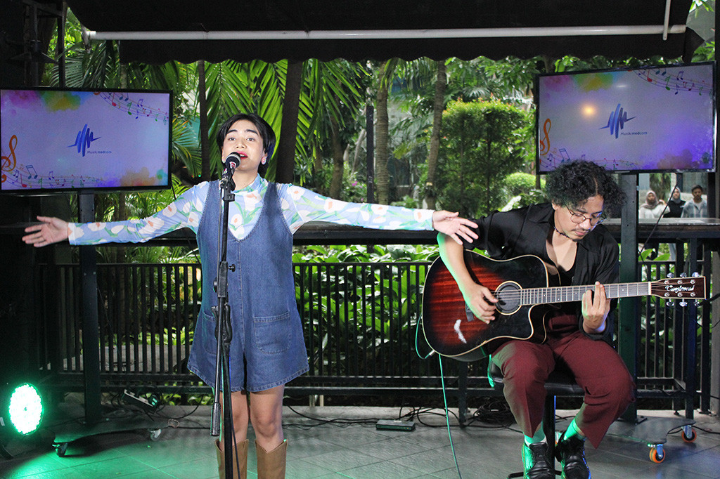 Inis, seorang solois yang merupakan jebolan dari X Factor Indonesia tahun 2013. Ia memiliki suara khas dan dikenal dengan cara penulisan lagu yang unik.