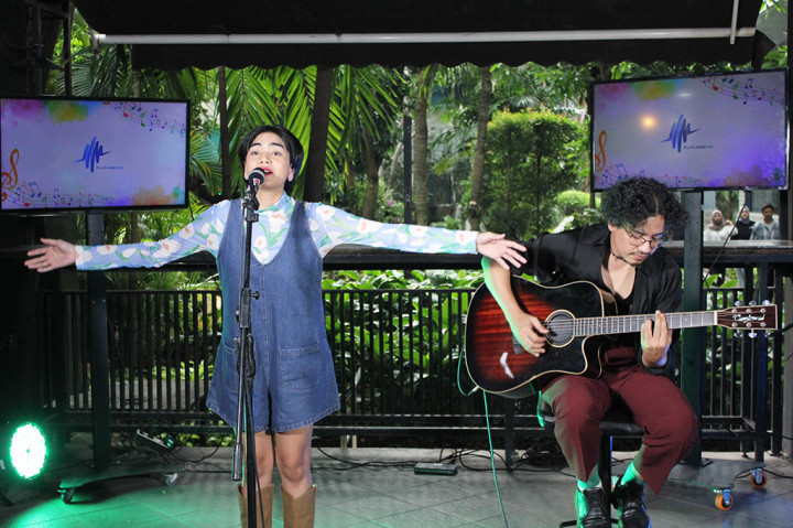 Inis, seorang solois yang merupakan jebolan dari X Factor Indonesia tahun 2013. Ia memiliki suara khas dan dikenal dengan cara penulisan lagu yang unik.